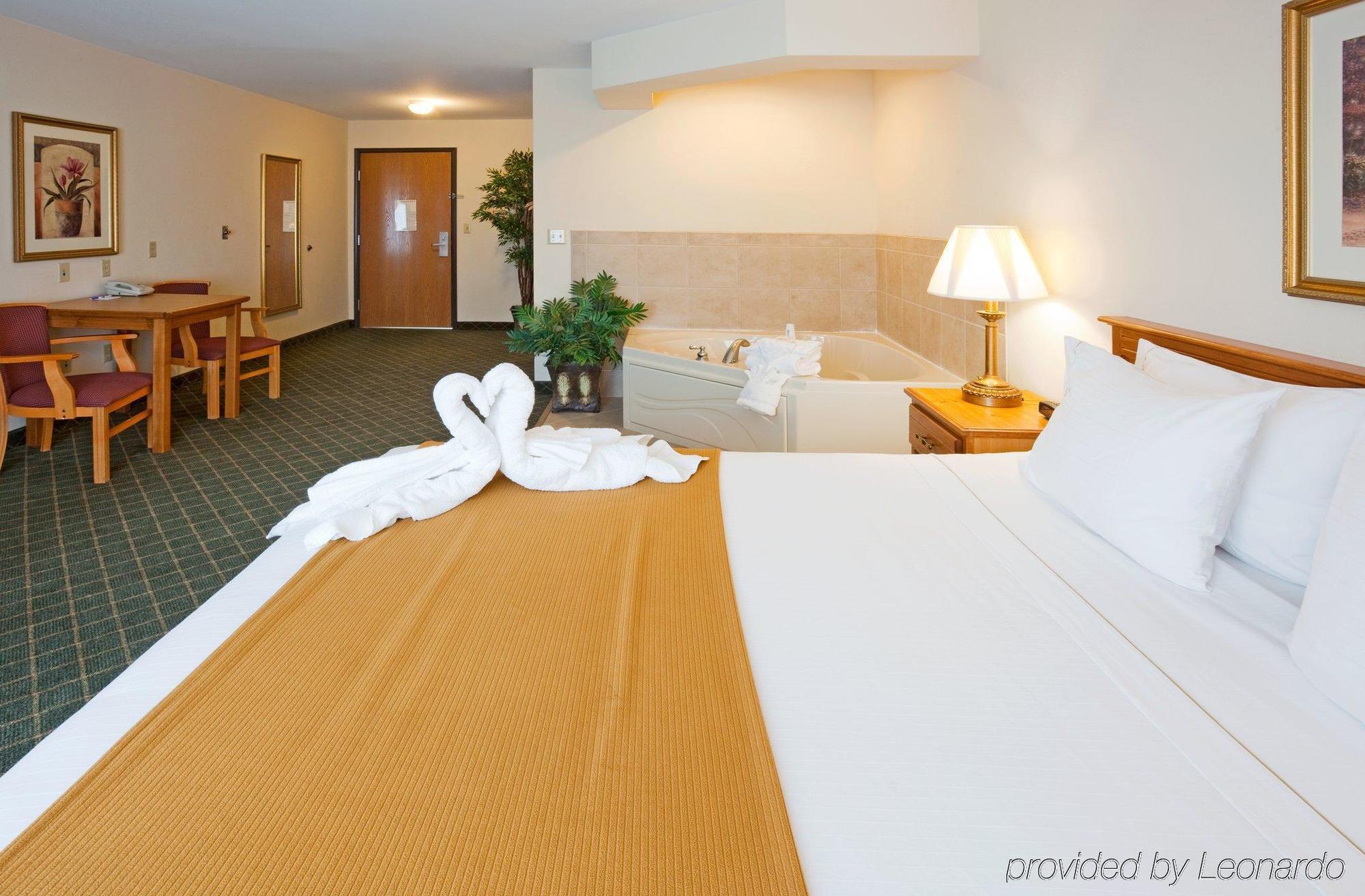 Holiday Inn Express Hotel & Suites Chanhassen By Ihg Exterior foto